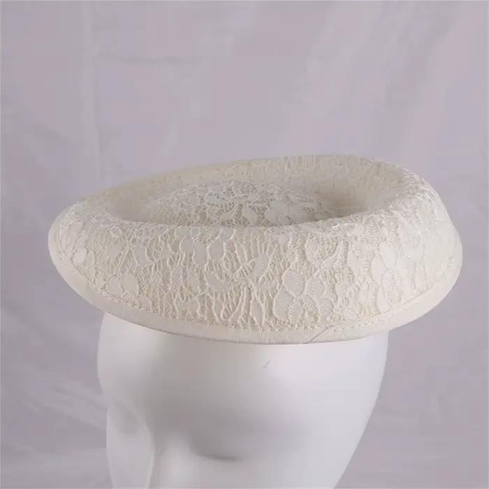 Chapeau Fascinateur en Dentelle Beige pour Femme