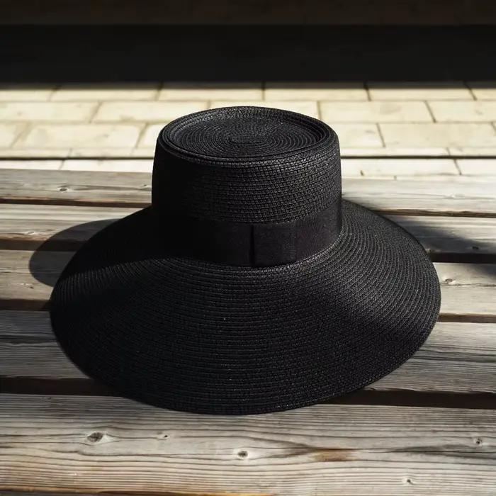 Chapeau de paille noir pour femmes élégant avec bord large UPF 50+ pour protection solaire et style sport occasionnel faire du shopping voyage excursion