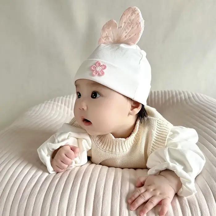 Bonnet nouveau-né en dentelle avec nœud
