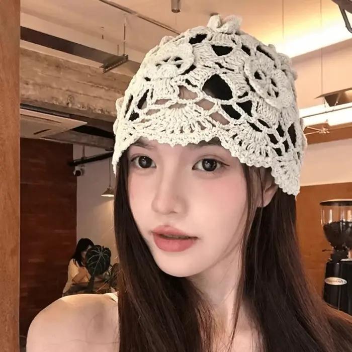 Bonnet tricoté style bohème avec fleur au crochet
