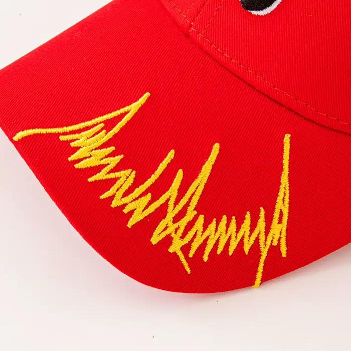 Casquettes rouges et blanches avec « 47 » : debout contre le drapeau américain