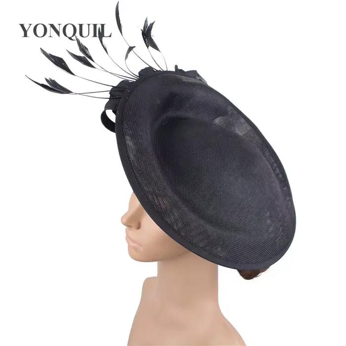 Chapeau de cocktail beige avec fleur