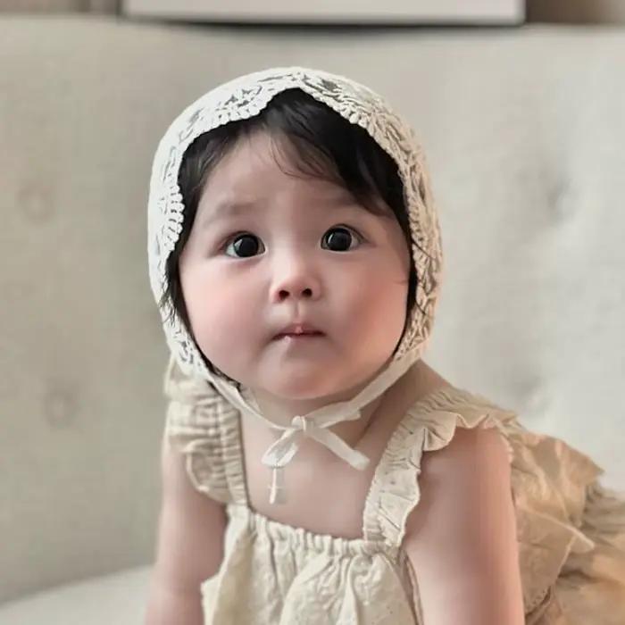 Chapeau de princesse en dentelle brodée de fleurs