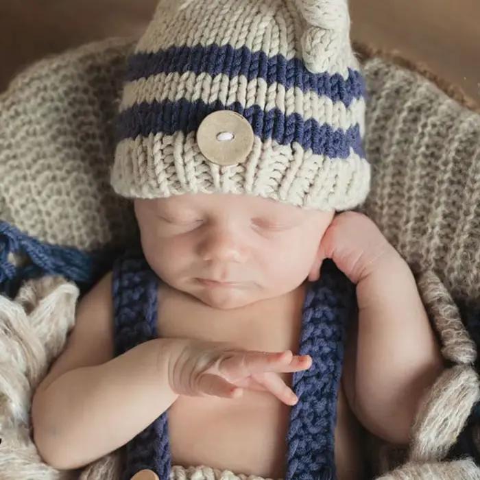 Chapeau et combinaison tricotés à rayures pour bébé