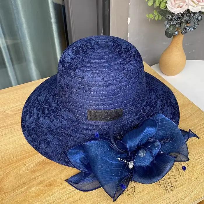Chapeau élégant en maille avec détails floraux