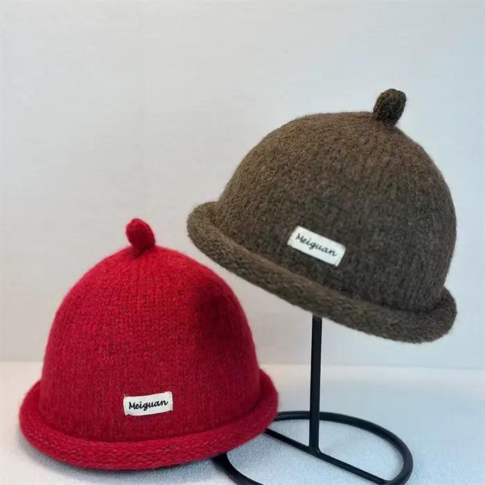 Bonnet en laine tricoté à bord retourné pour femmes minimaliste élégant pour les journées froides et les occasions spéciales