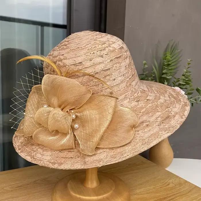 Chapeau élégant en maille avec détails floraux