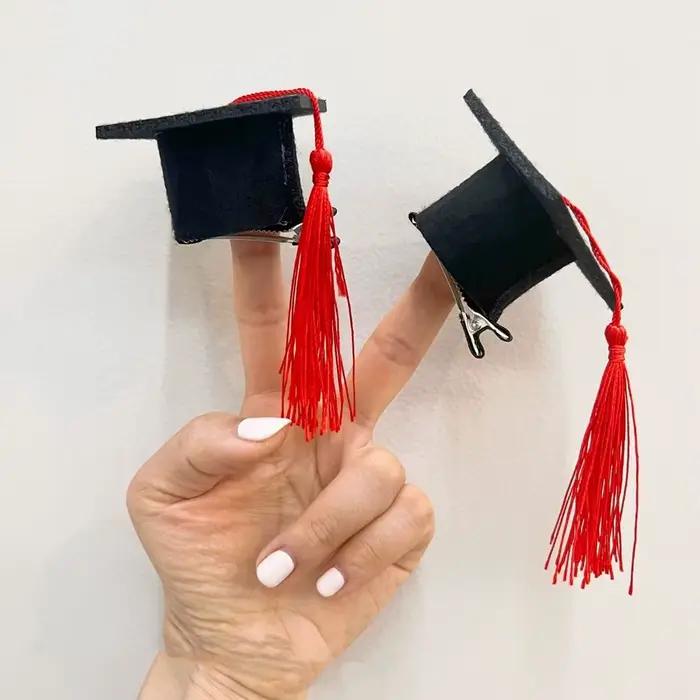 Mini chapeau de docteur pour la saison des diplômes