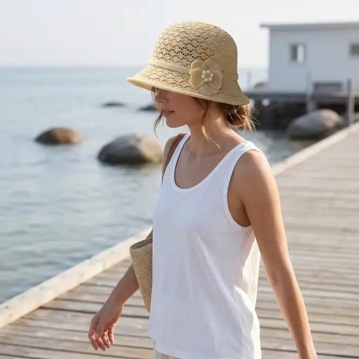 Chapeau de soleil élégant ajouré avec décoration florale