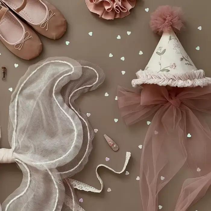 Chapeau boule en maille florale avec fleurs brodées en rose