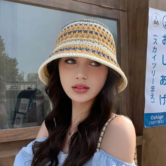 Bonnet creux tricoté à rayures colorées pour femme
