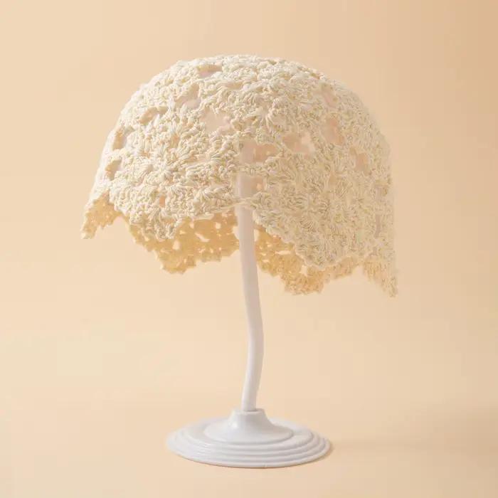 Chapeau en paille fin ajouré au crochet avec strass