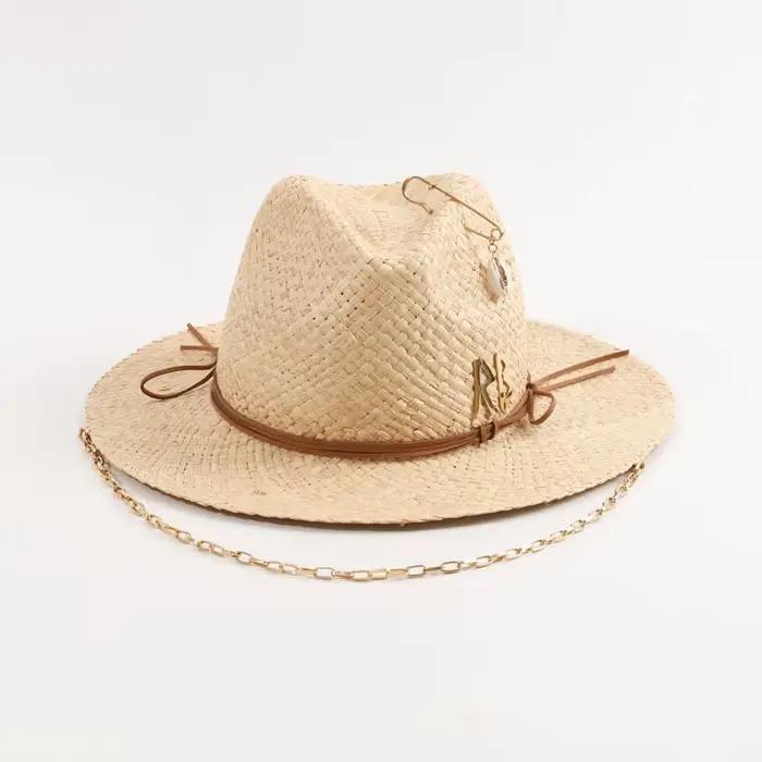 Chapeau de paille en raphia avec lettre creuse