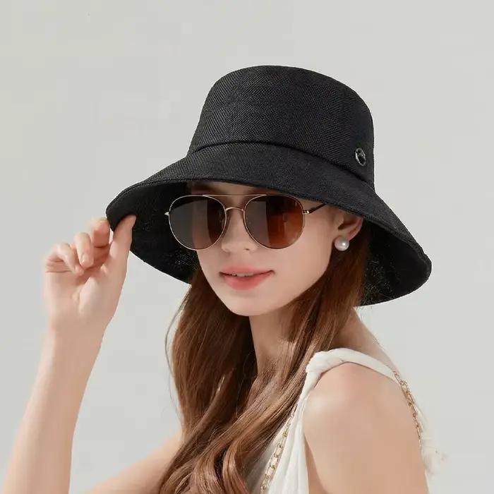 Chapeau de pêcheur simple en lin à large bord avec étiquette métallique pour un style rehaussé