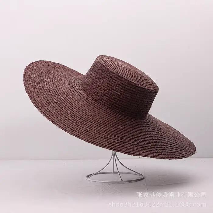 Chapeau plat en raphia marron café à grands bords pour femmes