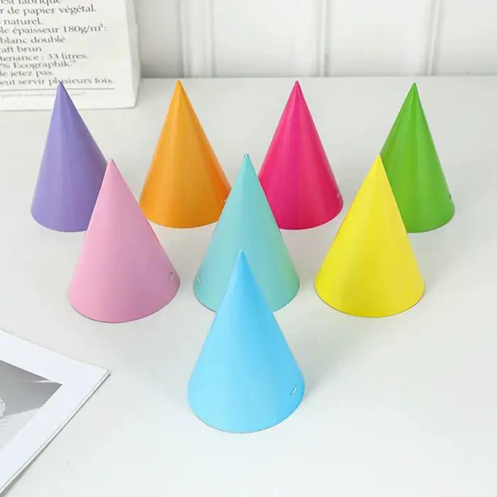 Chapeau de fête arc-en-ciel avec boule à pompon