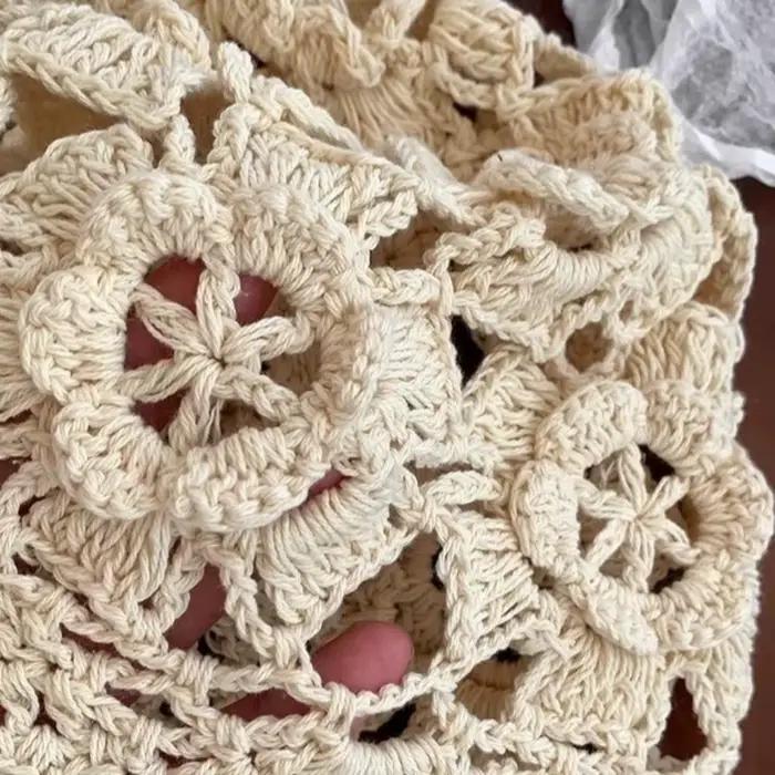 Bonnet tricoté style bohème avec fleur au crochet