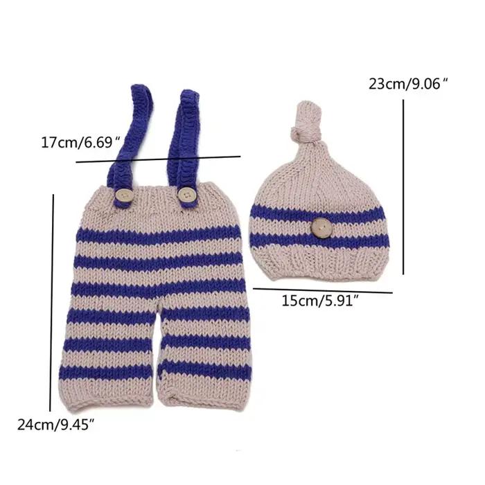 Chapeau et combinaison tricotés à rayures pour bébé