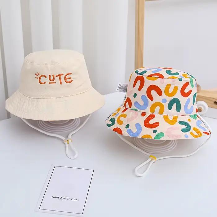 Chapeau de bébé double face avec lettre brodée