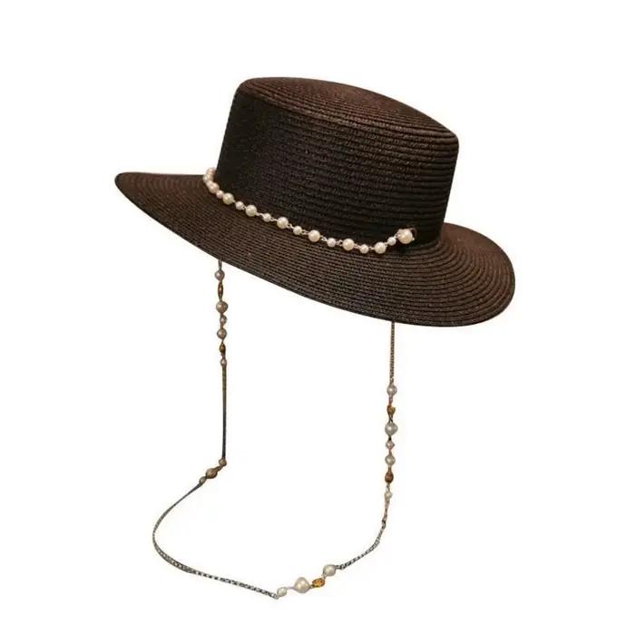 Chapeau de paille à large bord avec chaîne de perles coquillages