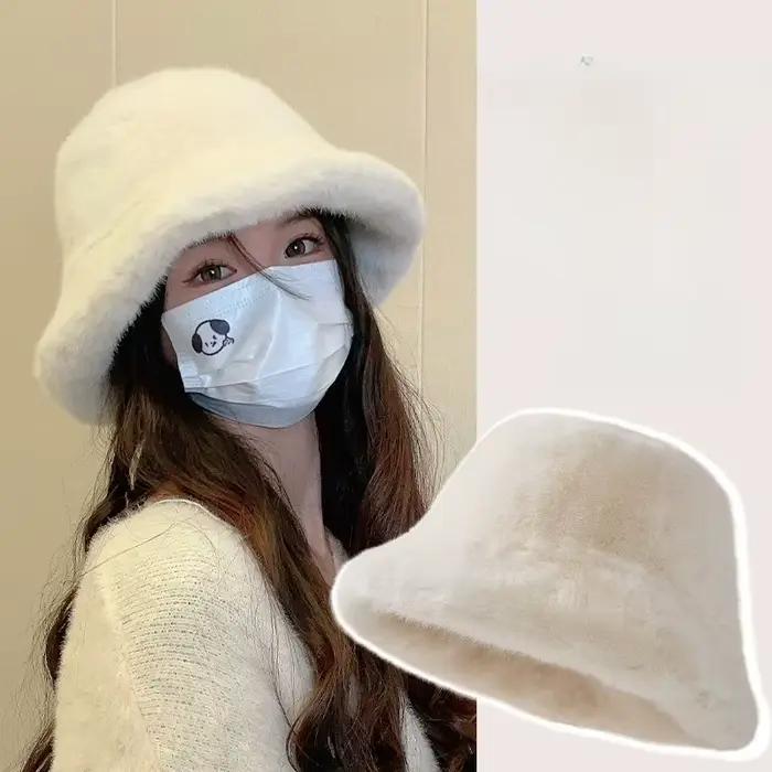 Un chapeau en laine blanche pour une jolie fille en hiver