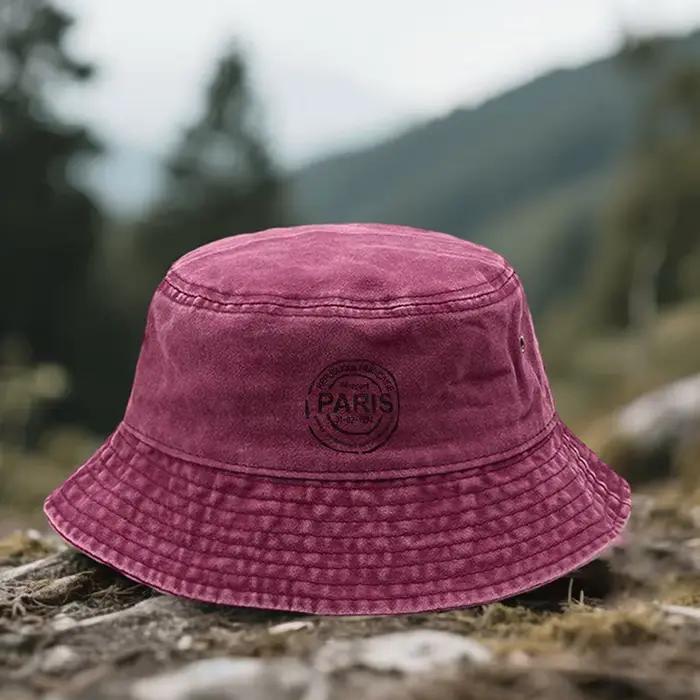 1 chapeau imprimé « Paris Retro Stamp »