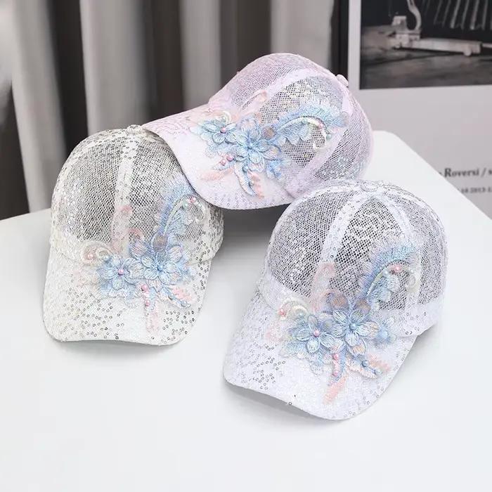 Casquette de baseball pour femmes avec broderie florale et détails en paillettes et perles pour tenues sportives et occasions estivales