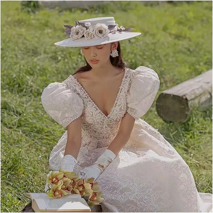 Chapeau de mariage en satin blanc avec fleur violette chapeau fedora de banquet royal pour femmes élégantes occassions speciales années années années