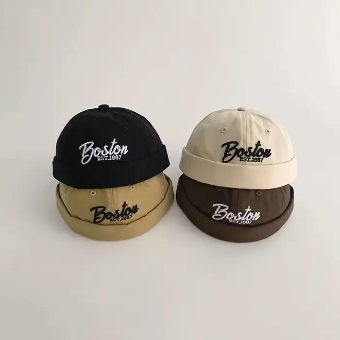 Casquette melon brodée de lettres pour bébé