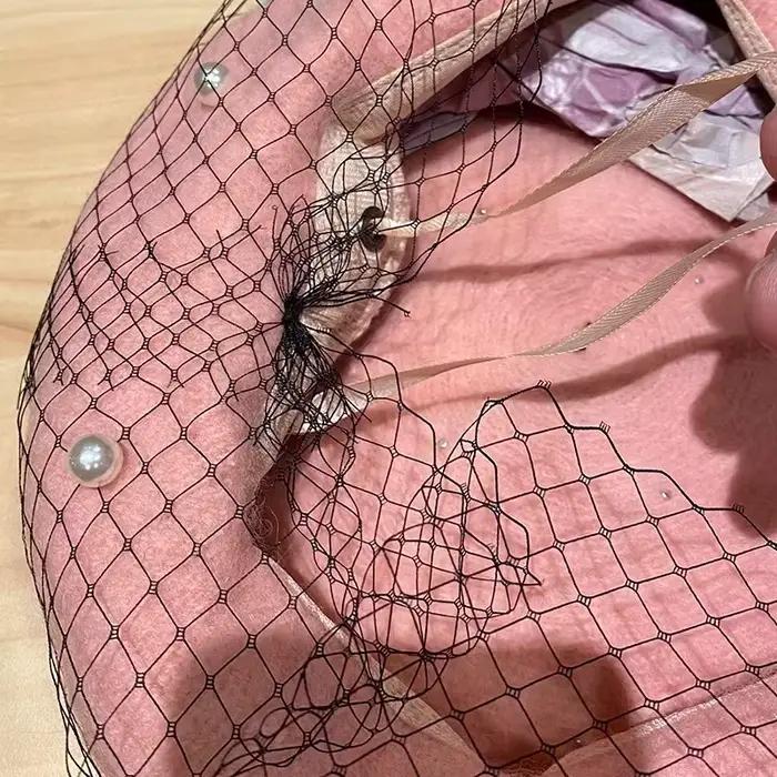 Béret en laine avec détail de voile de perles pour femmes élégantes