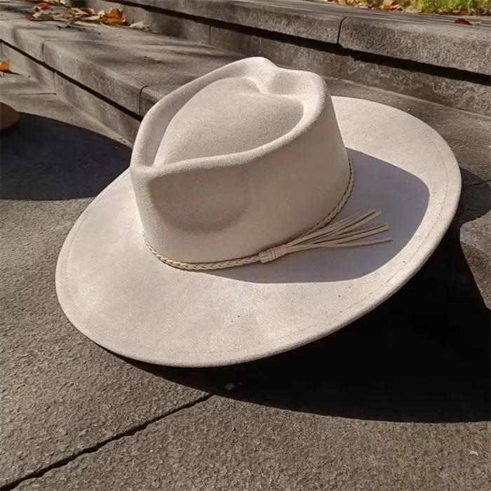 Chapeau en daim vegan de haute qualité à motif cœur