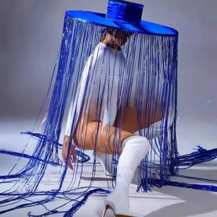 Chapeau à longues franges fluides pour spectacle