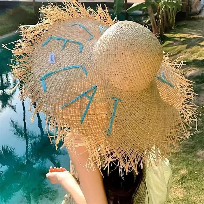 Chapeau paille en papier à mode avec lettres brodées