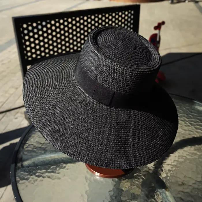 Chapeau de paille noir pour femmes élégant avec bord large UPF 50+ pour protection solaire et style sport occasionnel faire du shopping voyage excursion