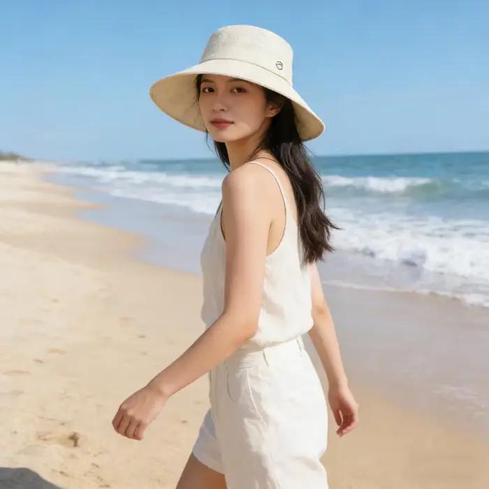 Chapeau de pêcheur simple en lin à large bord avec étiquette métallique pour un style rehaussé