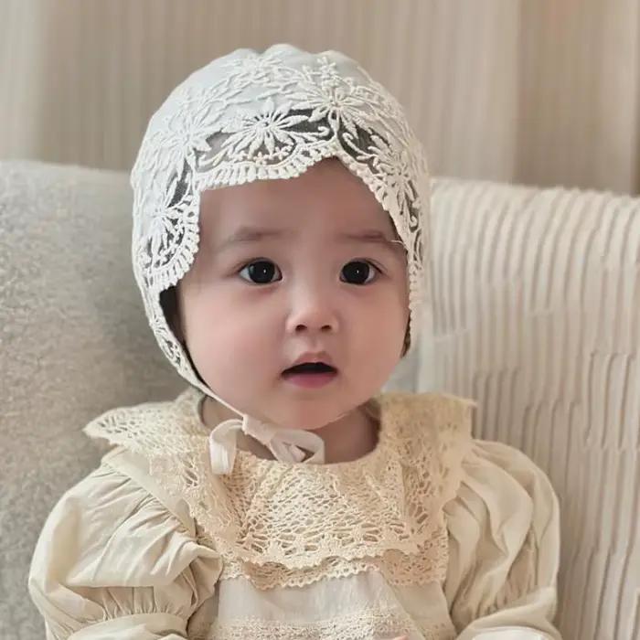 Chapeau de princesse en dentelle brodée de fleurs