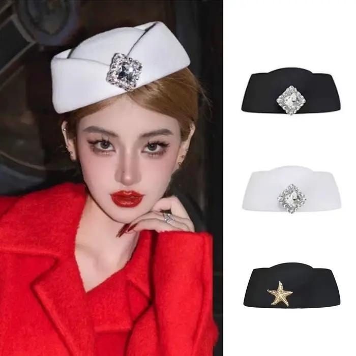Chapeau élégant orné de strass