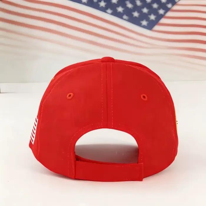 Casquettes rouges et blanches avec « 47 » : debout contre le drapeau américain