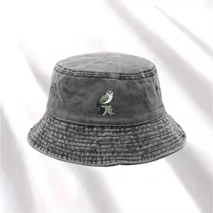 Un chapeau avec un imprimé « Une hibouille sur un souche »