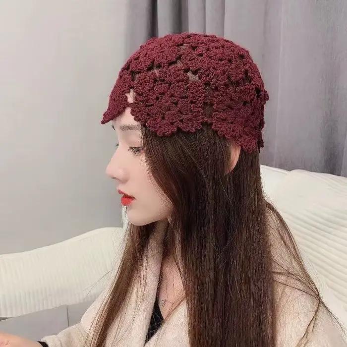 Bonnet en crochet creux brodé de fleurs