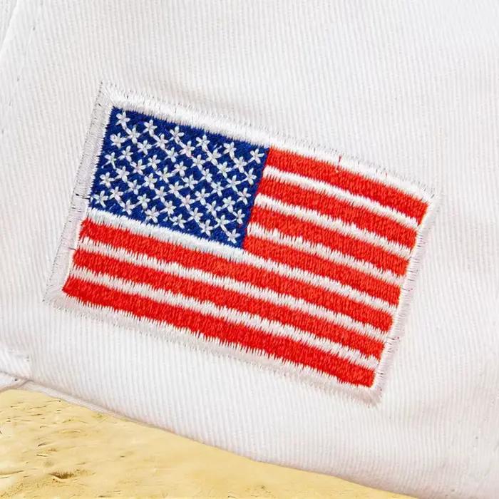 Un chapeau américain blanc à la mode avec des détails "45-47"