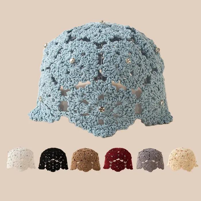 Chapeau en paille fin ajouré au crochet avec strass