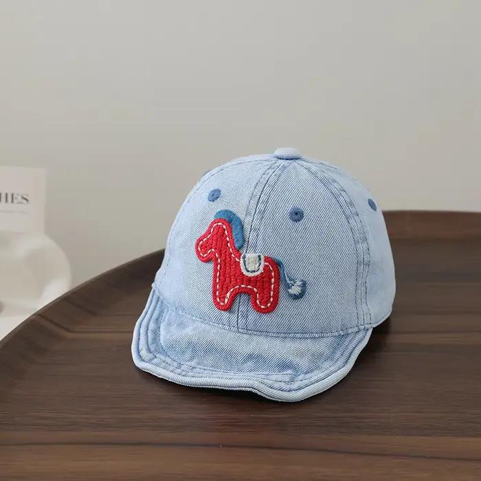 Casquette en jean lavé mignonne avec cheval rouge brodé en 3D pour bébé de 0-1 ans confortable et sécuritaire pour jouer dehors ou cérémonies