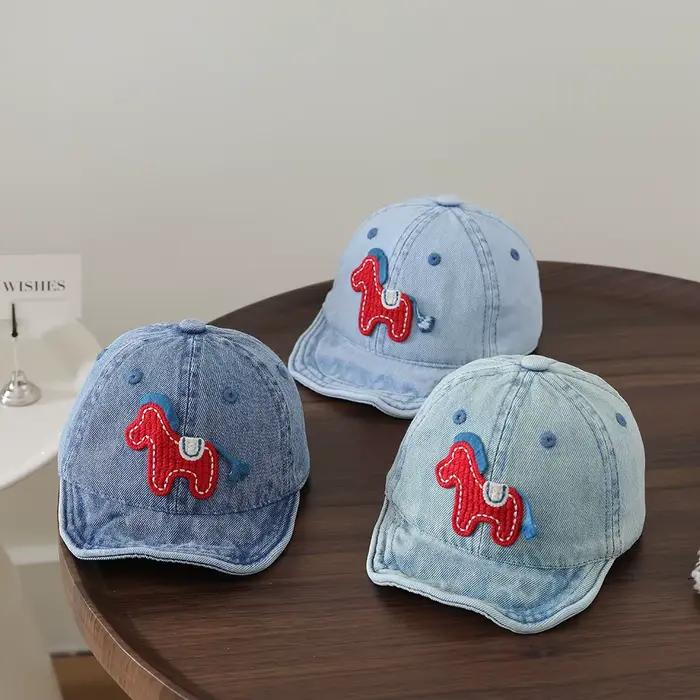 Casquette en jean lavé mignonne avec cheval rouge brodé en 3D pour bébé de 0-1 ans confortable et sécuritaire pour jouer dehors ou cérémonies