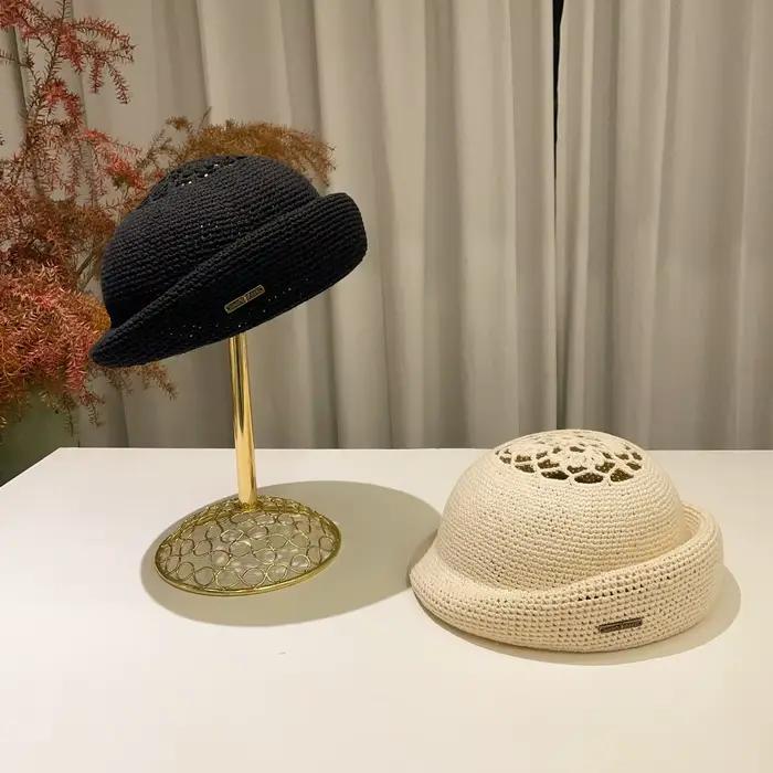 Béret en crochet fait à la main pour femmes, chapeau de peintre respirant à bord roulé ajouré, casquette élégante de couleur unie moderne pour printemps et été occassions shopping
