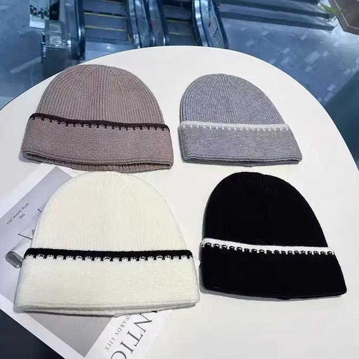 Chapeaux tricotés à rayures pour femmes