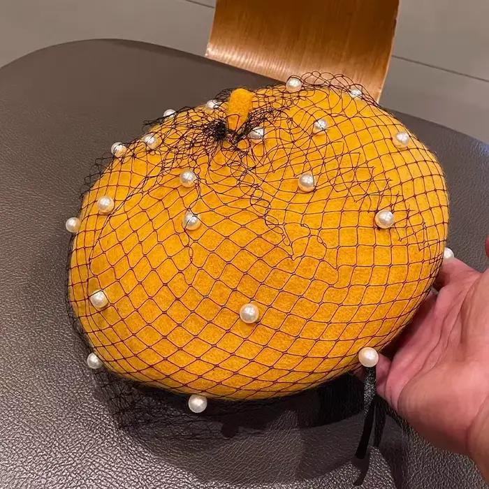Béret en laine avec détail de voile de perles pour femmes élégantes