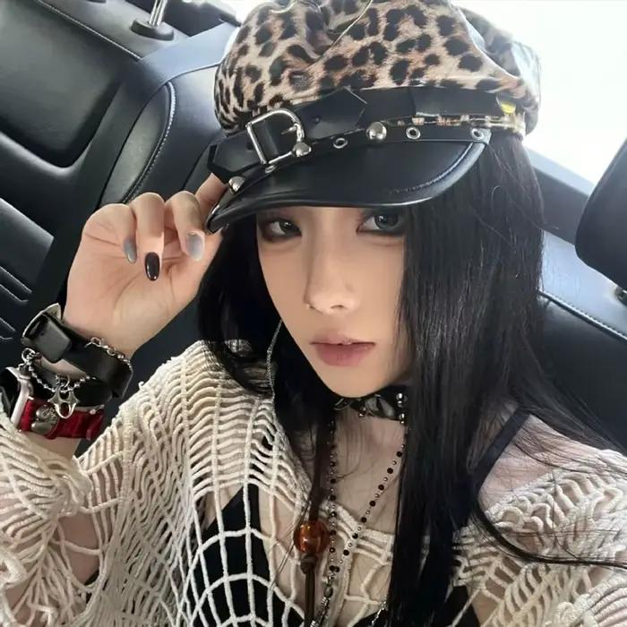 Chapeau Rétro Punk Harajuku Y2K en Cuir PU à Rivets Léopard