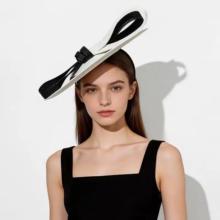 Grand chapeau fascinateur en paille à larges bandes