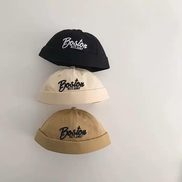 Casquette melon brodée de lettres pour bébé